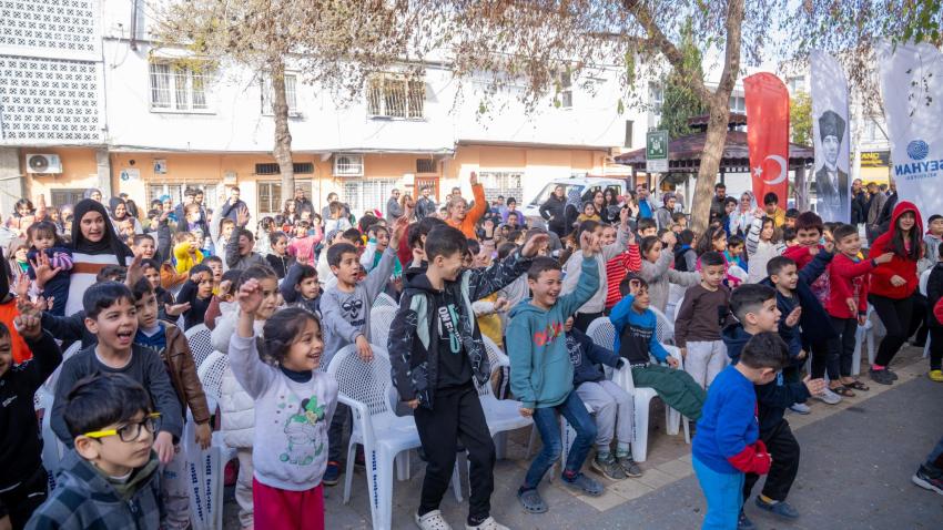 Seyhan'da sokakta tiyatro var