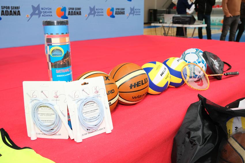 500 okula spor malzemesi dağıtıldı