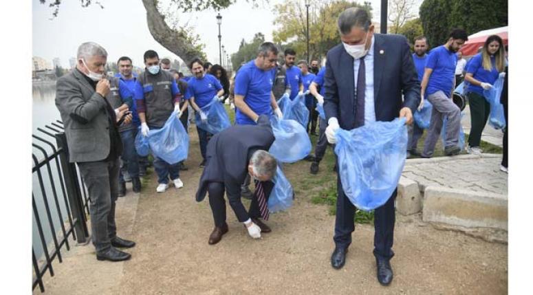 Başkan Karalar çöp topladı