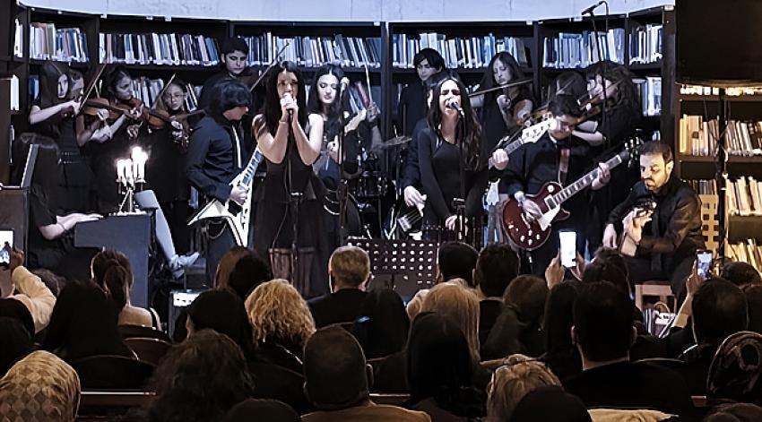 İl halk kütüphanesinde rock konseri