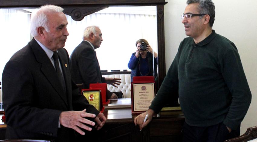 “Gazeteci alkışlamaz