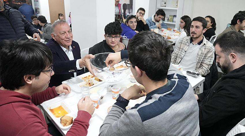 Üniversite öğrencilerine iftar yemeği