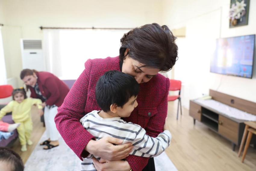 Valinin eşinden anne şefkati