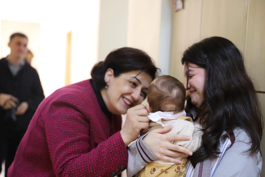 Valinin eşinden anne şefkati