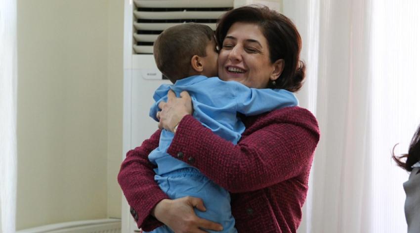 Valinin eşinden anne şefkati