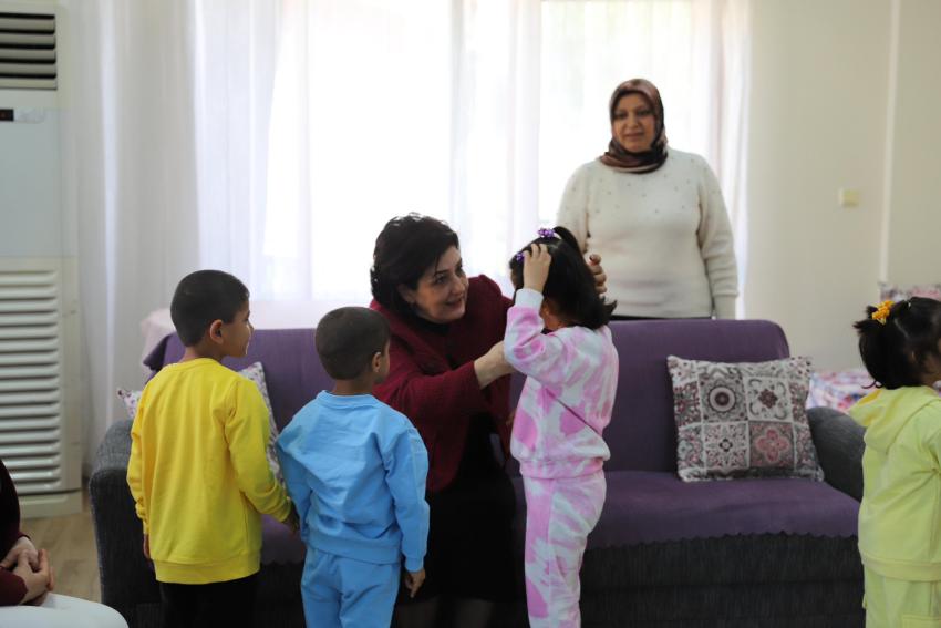 Valinin eşinden anne şefkati