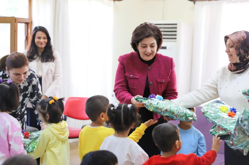 Valinin eşinden anne şefkati