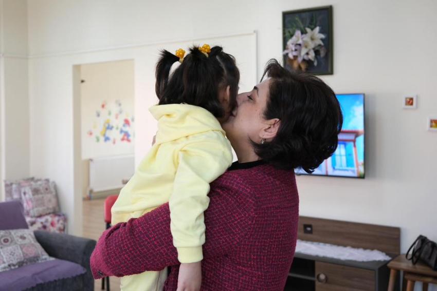 Valinin eşinden anne şefkati