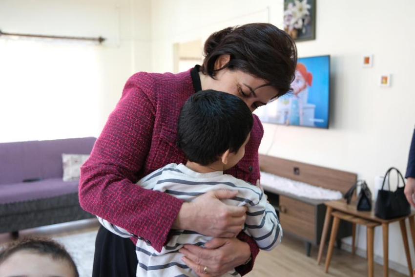 Valinin eşinden anne şefkati