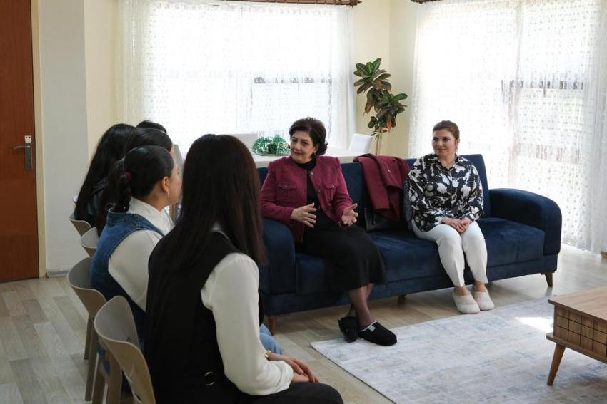 Valinin eşinden anne şefkati