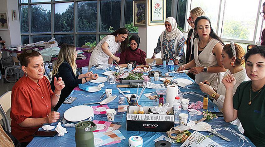 Anne adayları ve ebeler sanat atölyesinde buluştu