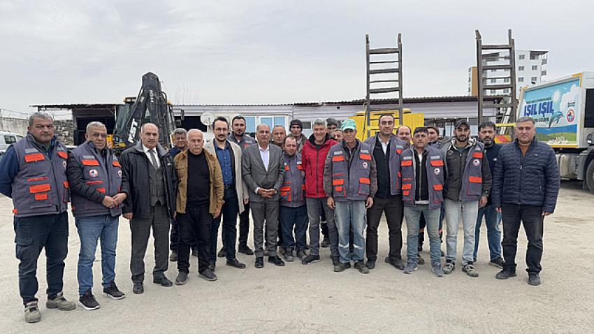 İşçilerin sorunlarını dinledi, yelek verdi