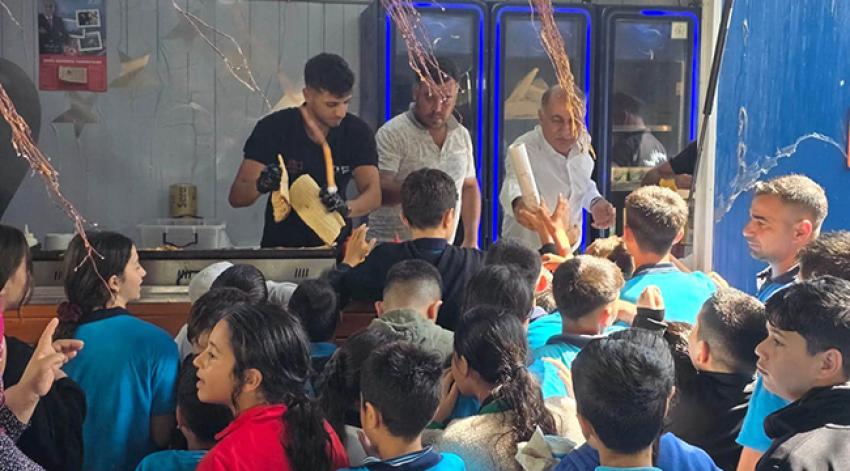Başkan Altıok, öğrencilere döner-ayran ikram etti