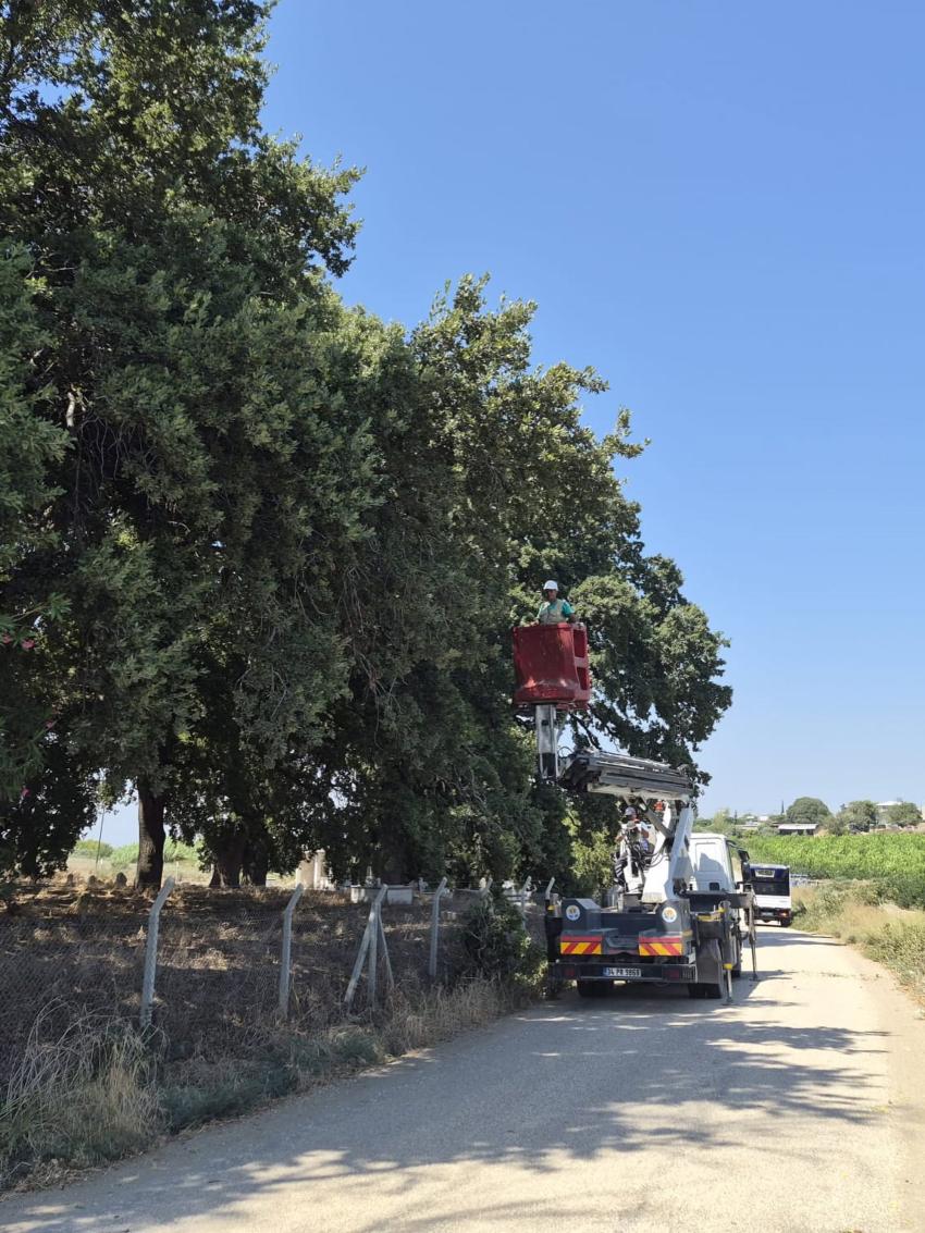 Yumurtalık’ta temizlik ve yol çalışmaları hız kesmeden sürüyor