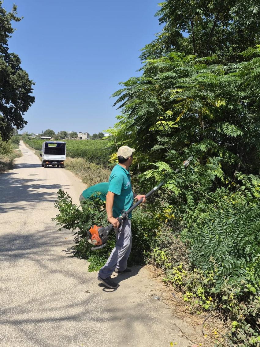 Yumurtalık’ta temizlik ve yol çalışmaları hız kesmeden sürüyor