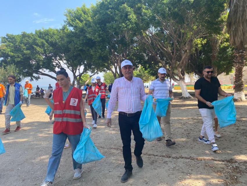 Başkan Altıok, çöp topladı