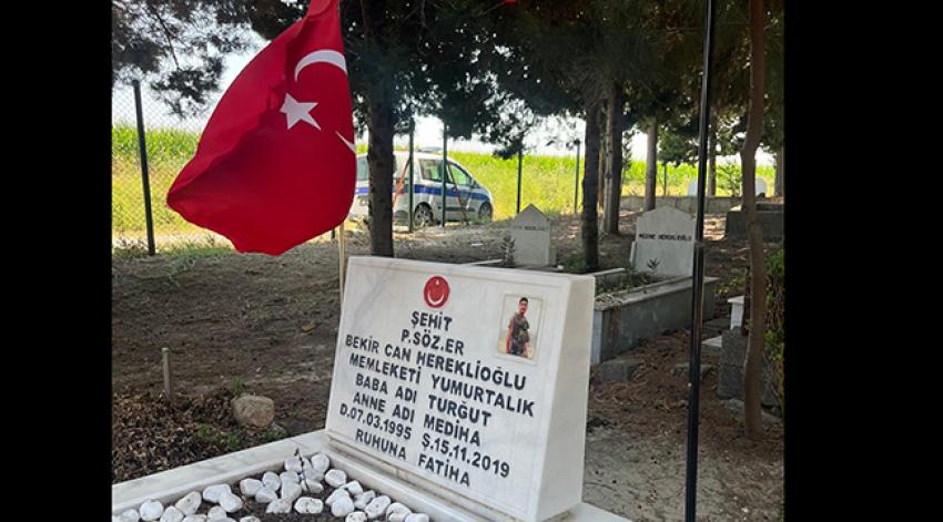 Şehit kabirlerindeki Türk Bayrakları yenilendi