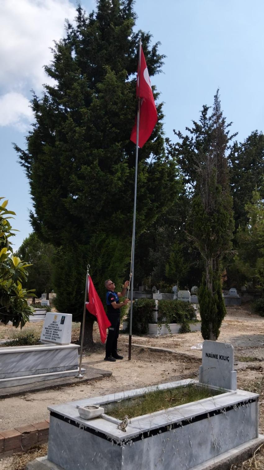 Şehit kabirlerindeki Türk Bayrakları yenilendi