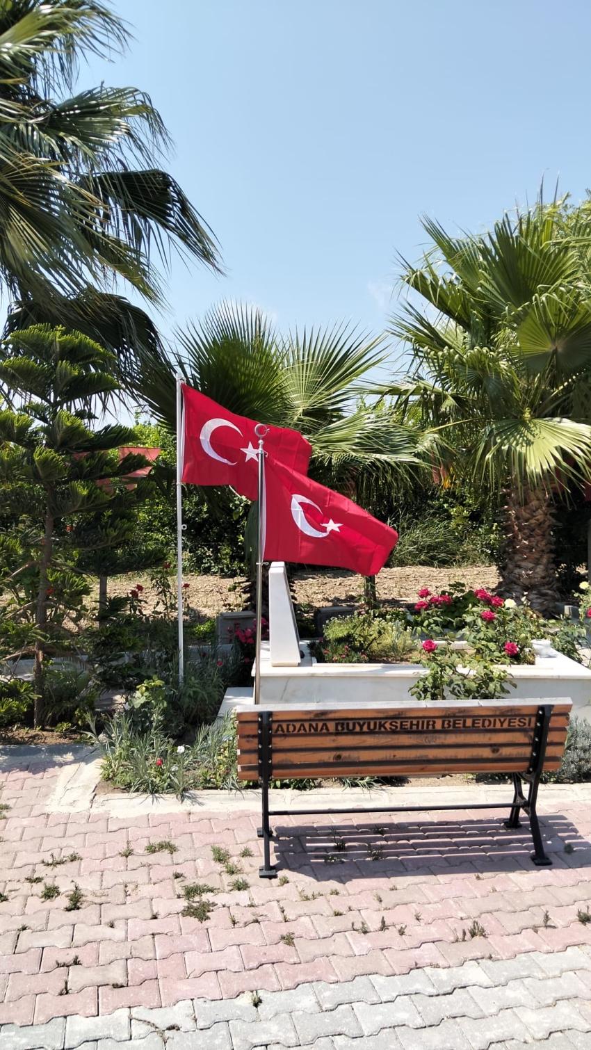 Şehit kabirlerindeki Türk Bayrakları yenilendi
