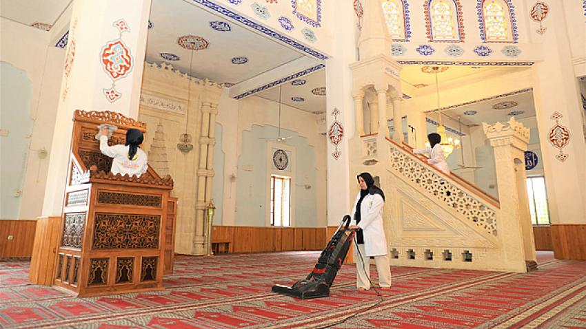 Camilerde bayram temizliği