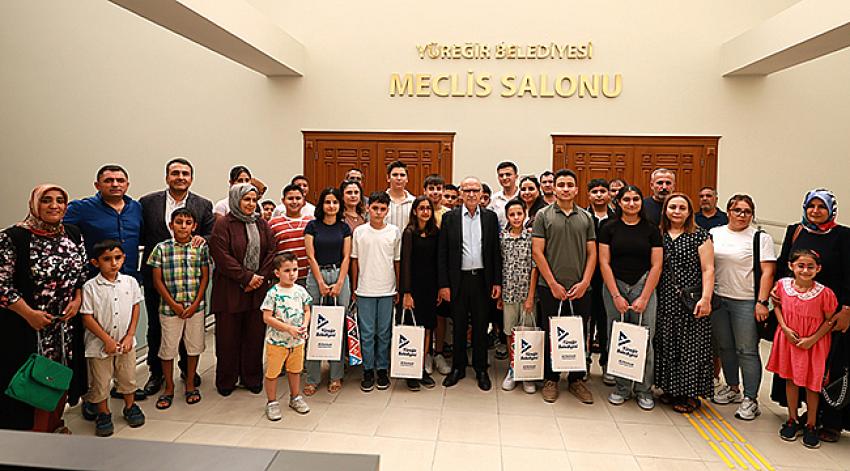 YÜREĞİR’DE BAŞARILI ÖĞRENCİLERE TABLET ÖDÜLÜ