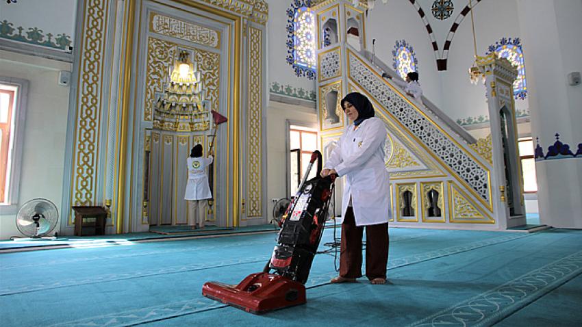 İbadethane temizlikleri sürüyor