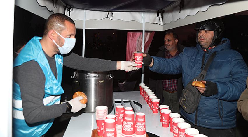 Yüreğir Belediyesi'nden vatandaşa sıcak çorba ikramı