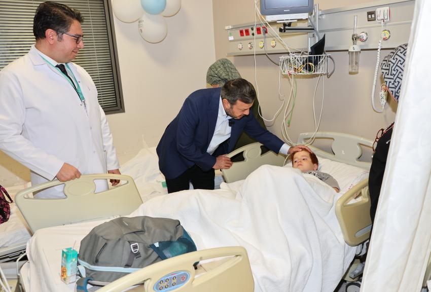 Sünnet olan çocukları ziyaret etti