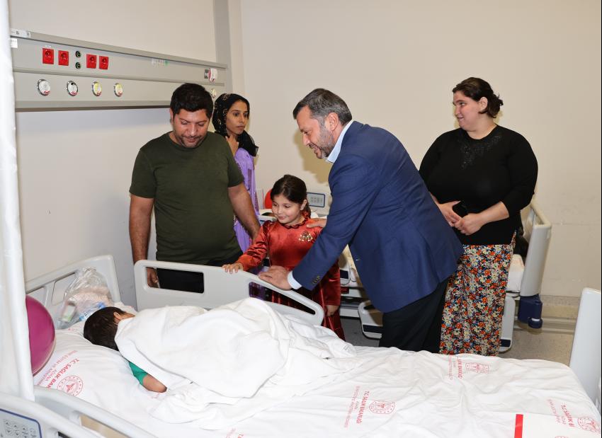 Sünnet olan çocukları ziyaret etti