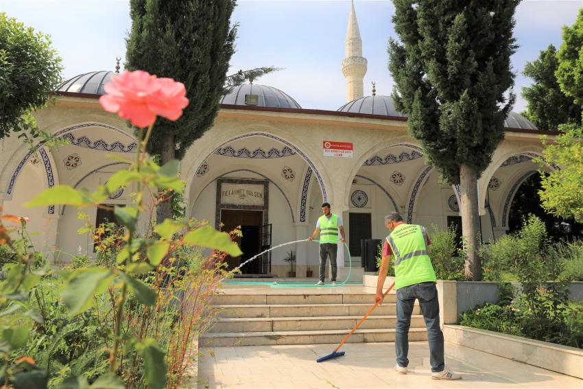 Camilerde bayram temizliği