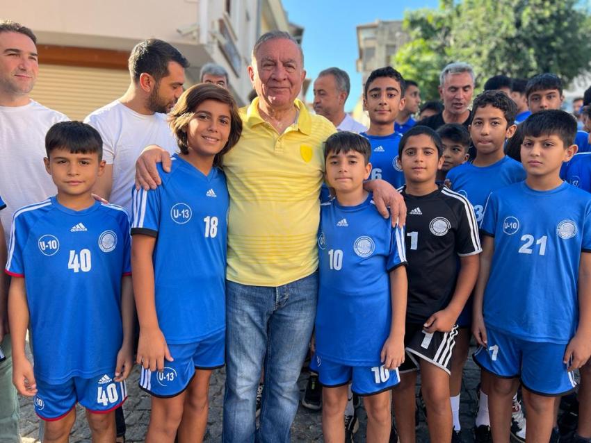 Hem yürüdüler hem tarihi yerleri gezdiler