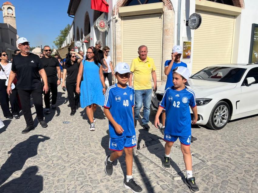 Hem yürüdüler hem tarihi yerleri gezdiler