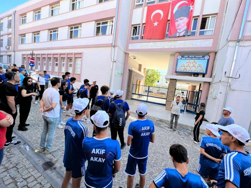Hem yürüdüler hem tarihi yerleri gezdiler