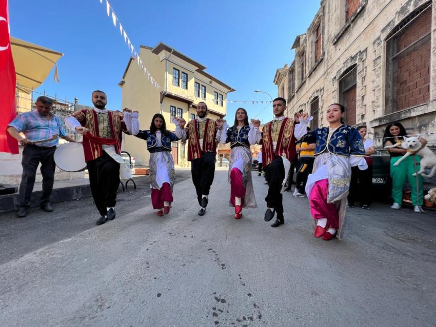 Hem yürüdüler hem tarihi yerleri gezdiler